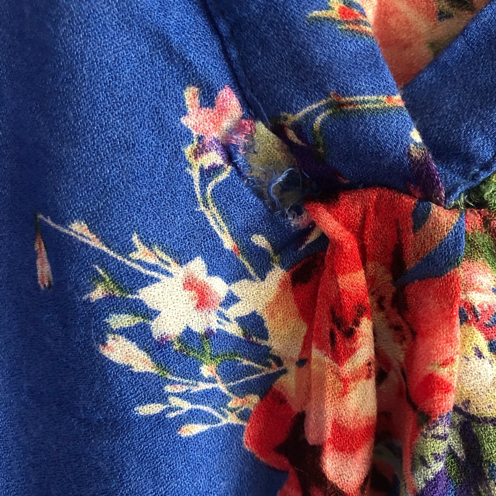 ⭐️ Flowy Top - Picture 4 of 4